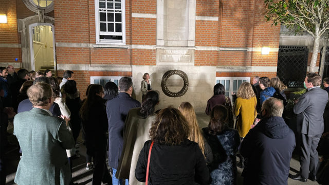 High Mistress Sarah Fletcher unveiling the Fide et Literis Wreath to alumnae and donors